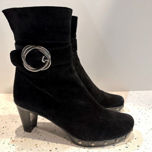 Stuart‎ WEITZMAN Black Suede Heeled Buckle Ankle Bootie - Picture 4 of 11